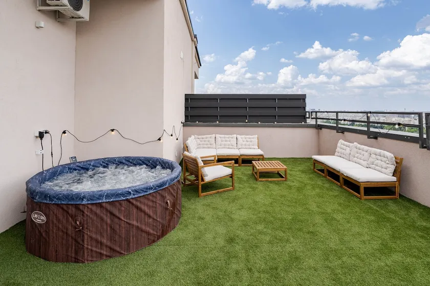 Downtown Skyline Penthouse w Parkview&Jacuzzi - Image 1