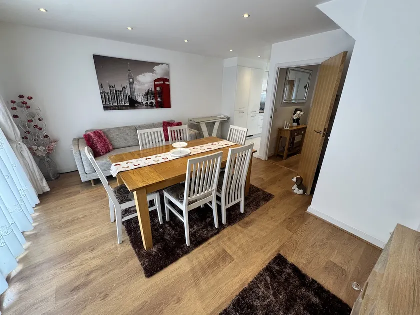 Stylish 4-bed, Parking, Walking Distance - Image 1