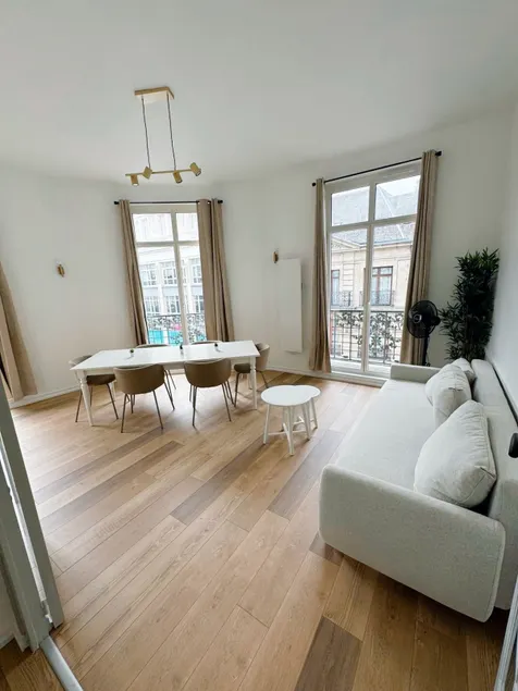 Royal Floor: 2 Bedrooms, Square View, Douai Center - Image 1