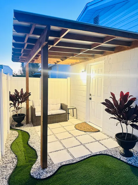 Private/Separate Access/Queen bed/full sofa-bed - Image 1