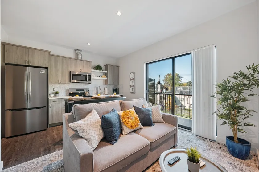 Daisy Suite in New Center - Image 1