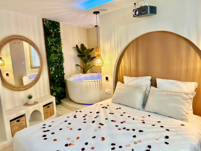 Myria Suite, Balneo & Cinema - 1 hour from Paris - Image 1