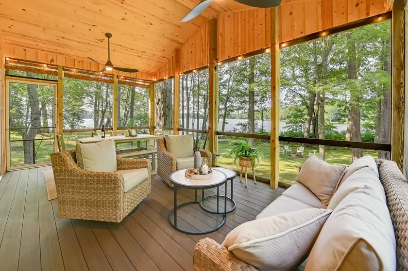 Waterfront Deck! Chic Lower Scott Lake Cottage - Image 1