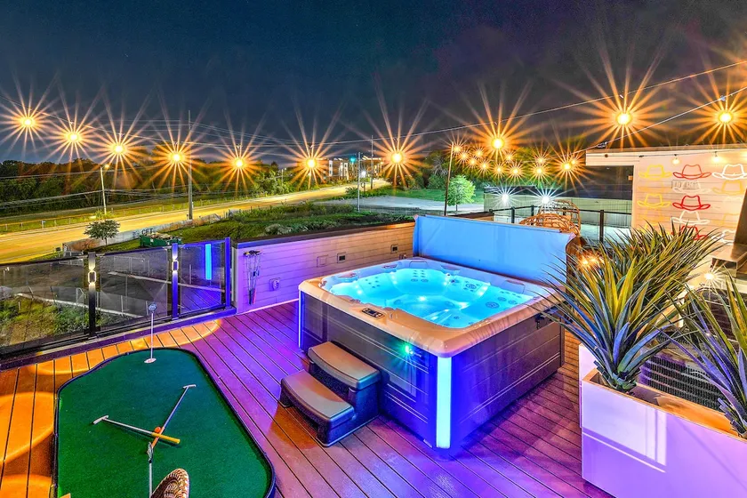 Huge 4BR w/Game Room, Pool & Rooftop Spa -13 Beds! - Image 1