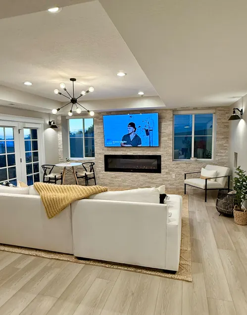 East Farmington Gem, VIEWS, Near Lagoon & Freeway! - Image 1
