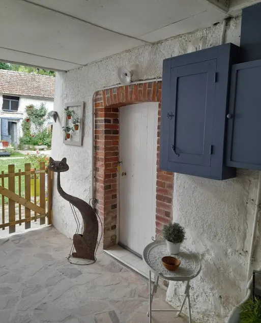 Bedroom with kitchenette - Image 1