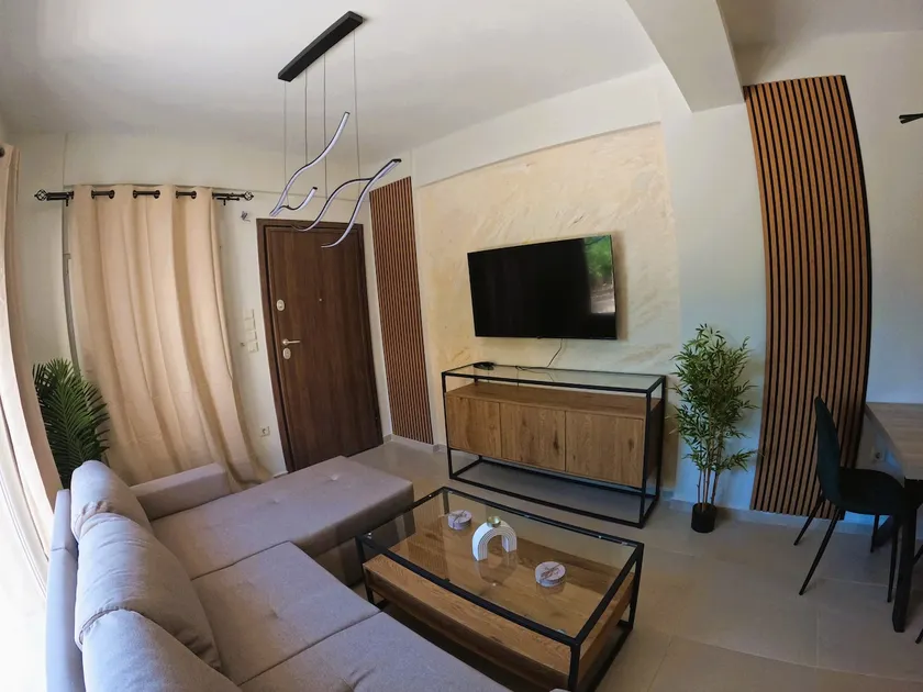 Elegant 4BR Maisonette For Families and Groups - Image 1