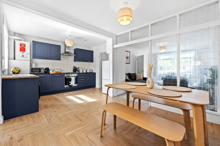 NEW! Spacious 4 bedroom 4BR with Private Parking near city Centre - Image 1