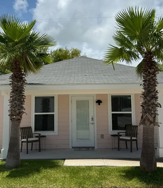 Pretty Little House Rockport - Image 1