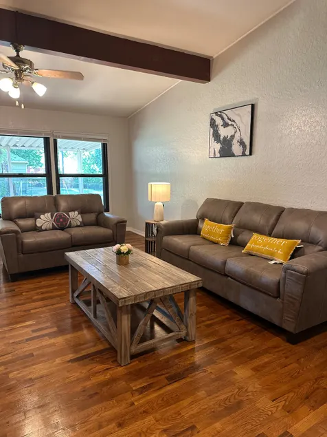 Comfy 3br/2ba steps away from Marian Day grounds - Image 1