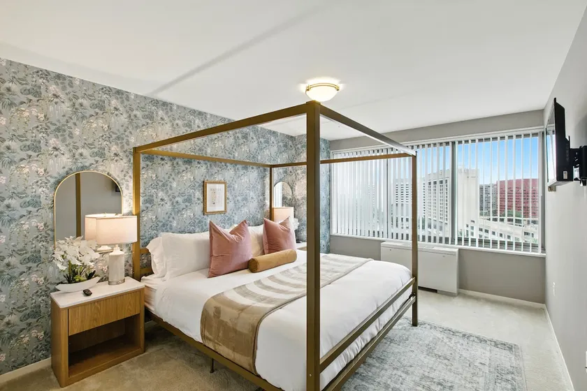 DCA SUITE-Sleeps 8-Balcony-Parking-Exec Stays - Image 1