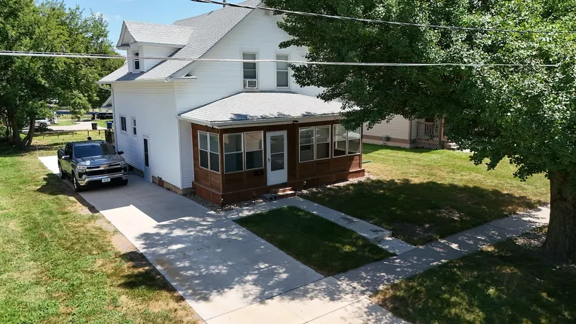 Drake University Stay • Parking • 3BR Comfort! - Image 1