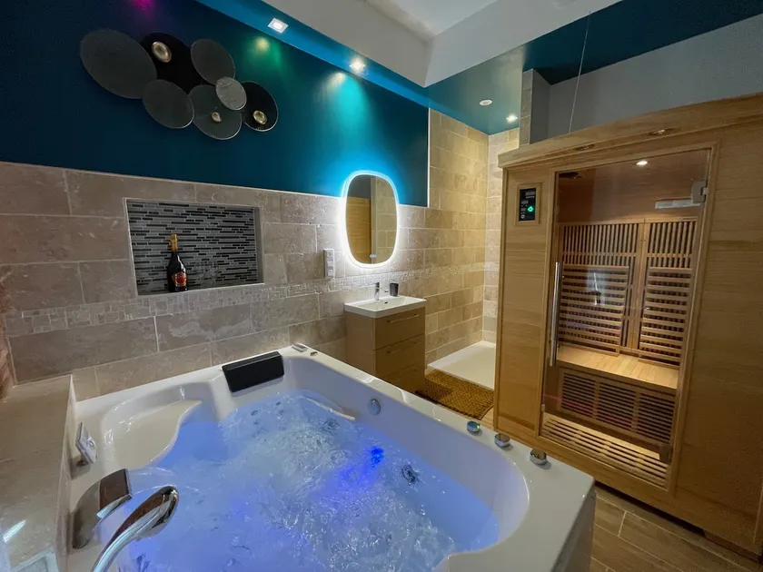Suite with Jacuzzi, sauna and massages - Image 1