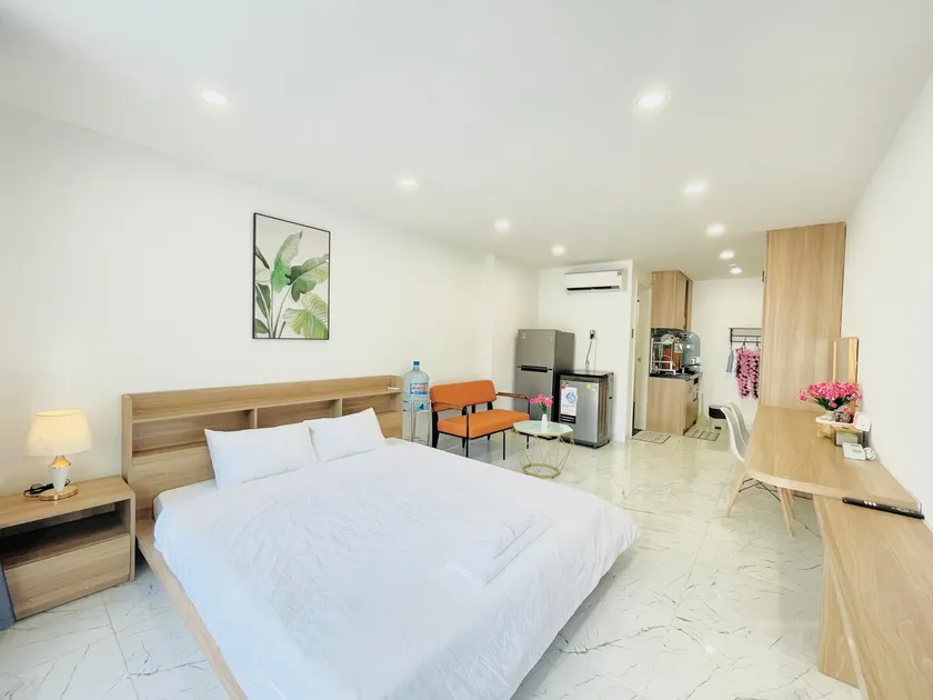 l 202 FoxyDen l Modern Studio w Kitchen & Window - Image 1