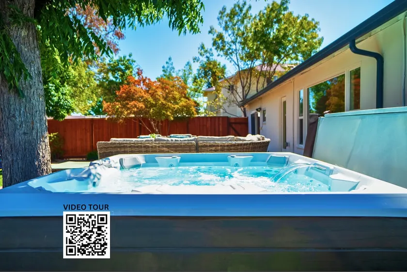 Cheerful 3BR Bar, Jacuzzi & Kids Treehouse - Image 1