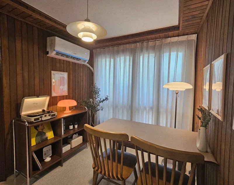 [Haenggung-dong] LP, pitchwood, and lighting | Vintage-style accommodation | Free picnic set rental | Near Suryujeong Park - Image 1
