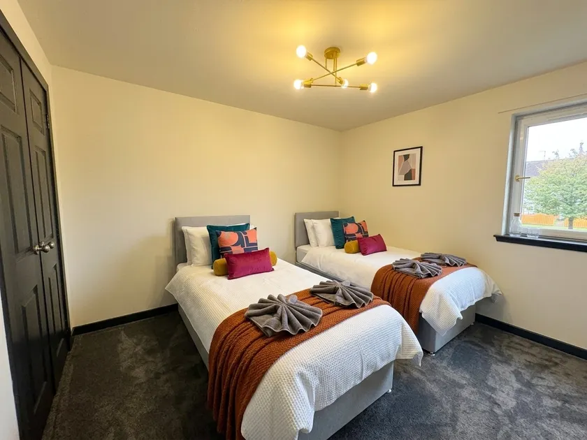 Stylish & Sleeps 7 - Free Parking - Walking Distance to City & West End - Image 1