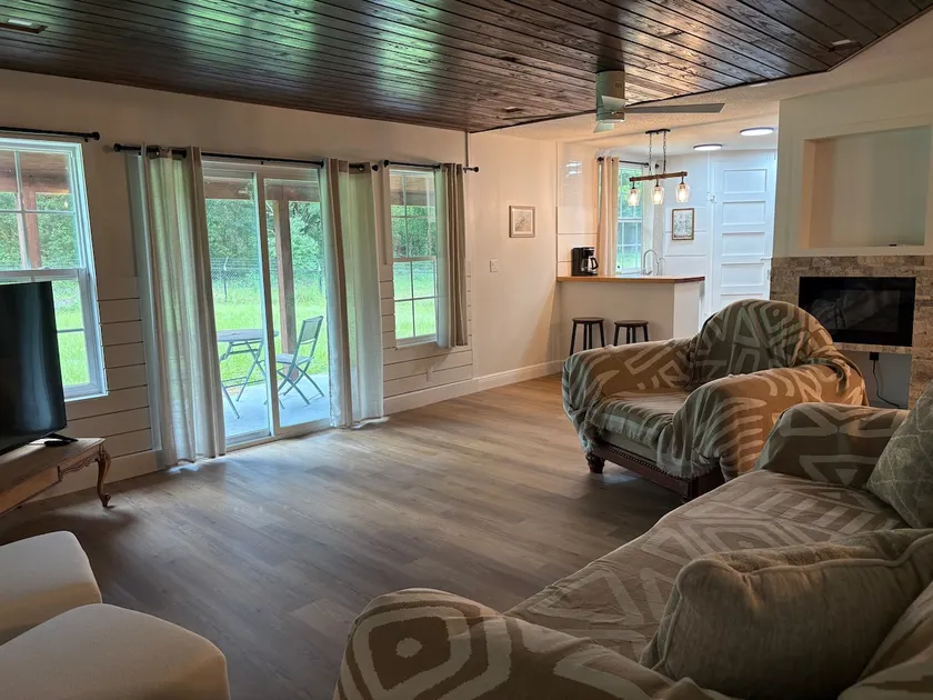 Beautiful, Renovated on 3 acres - Image 1
