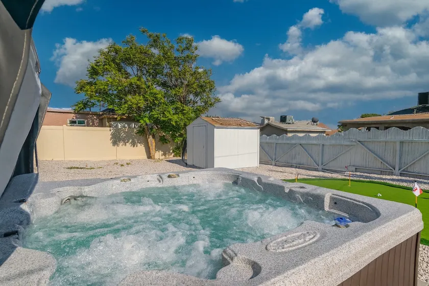 King Beds • Jacuzzi • Mini Golf • Pets Welcome - Image 1