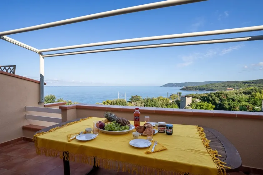 Sea view retreat: relax, pool and private bay. - Image 1