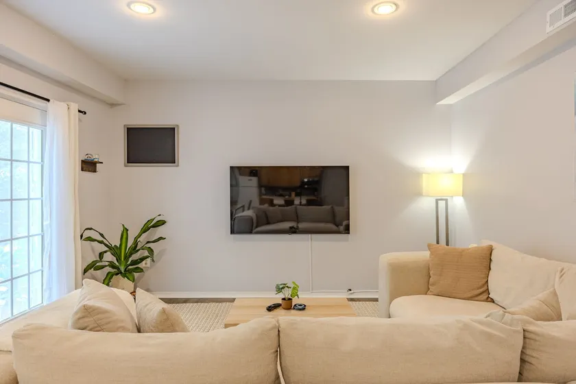 Cozy 2bd/ba Private Above Ground First Floor Suite - Image 1