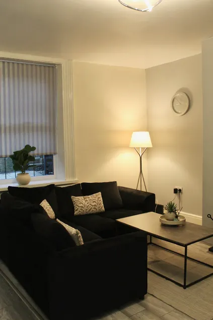 4 bedroom home with games room - sleeps 8 Perfect for families, groups and contractors - Image 1