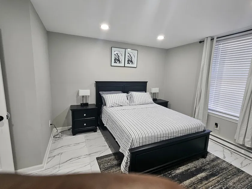 Modern & Newly Renovated One Bedroom Apartment - Image 1