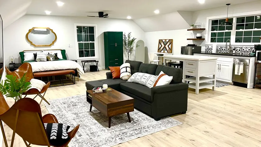 BartlesVILLA! Modern, new, cozy guesthouse. - Image 1