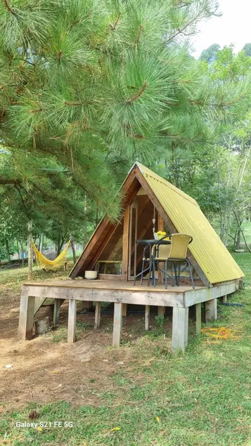 Yellow cabin - Image 1