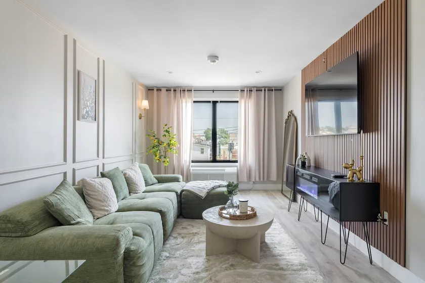 Luxury Green & Gold Suite Near NYC w/ Free Parking - Image 1