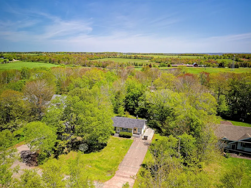 Deck°Screened patio°Minutes to Downtown + Brackley - Image 1