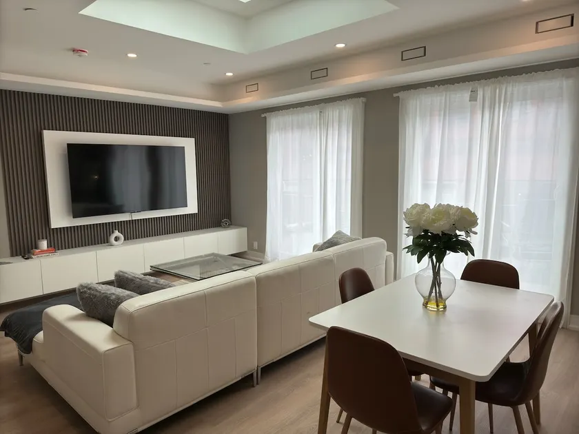 Luxury 2 BRM Penthouse Downtown City Skyline Views - Image 1
