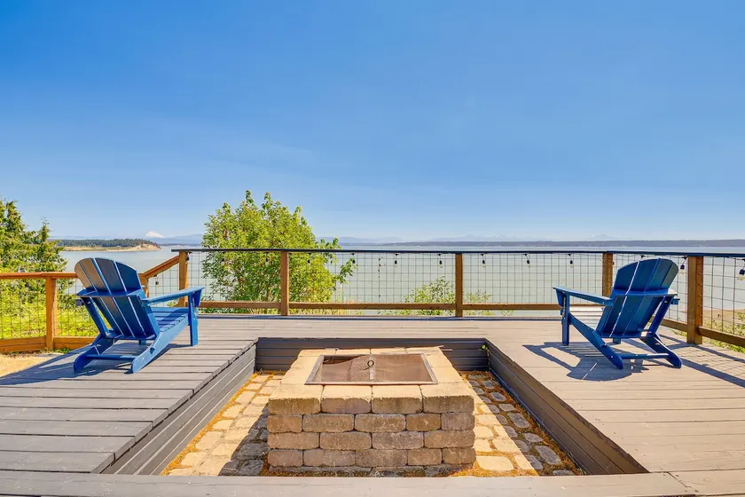 Mtn-View Camano Island Retreat Overlooking Beach - Image 1