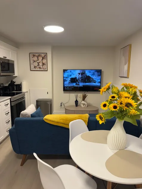 New Luxury 2-Bedroom Haven| Free Parking - Image 1