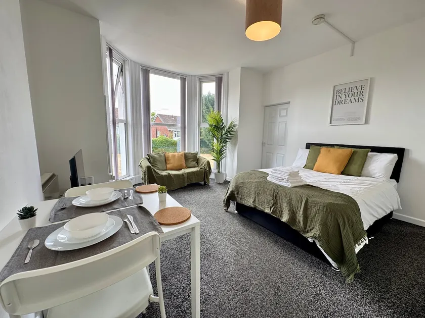 THE SPRINGFIELD SUITE - ONE BEDROOM APARTMENT - KIDDERMINSTER CENTRAL - SLEEPS 3 GUESTS - PARKING INCLUDED - WEST MIDLANDS SAFARI PARK LOCATIOn - Image 1