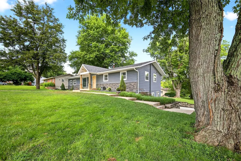 The Clover House Near IU/Stadium - Image 1