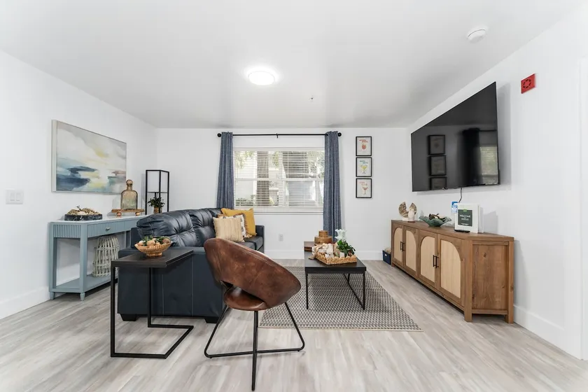 Cozy UF Condo - Near Shands UF VA on Archer Road ! - Image 1