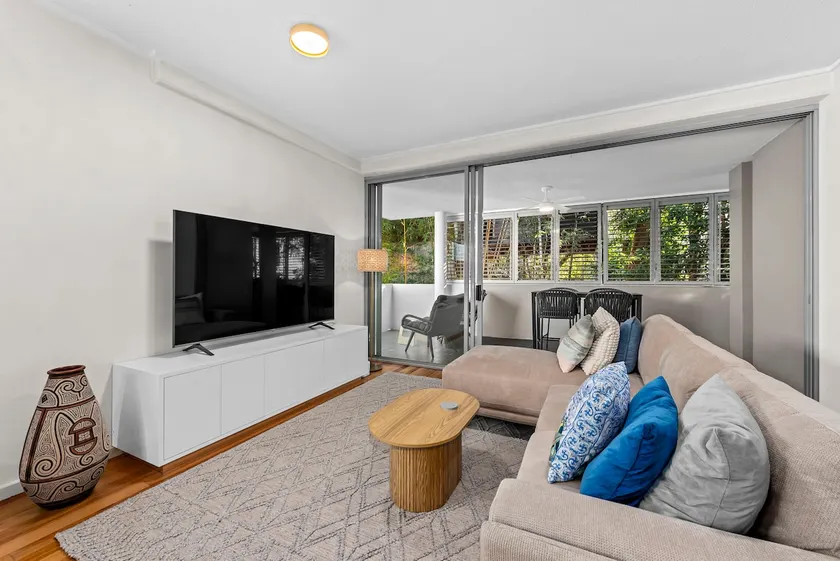 Spacious and Leafy with Pool and Parking - Walk to River - Image 1
