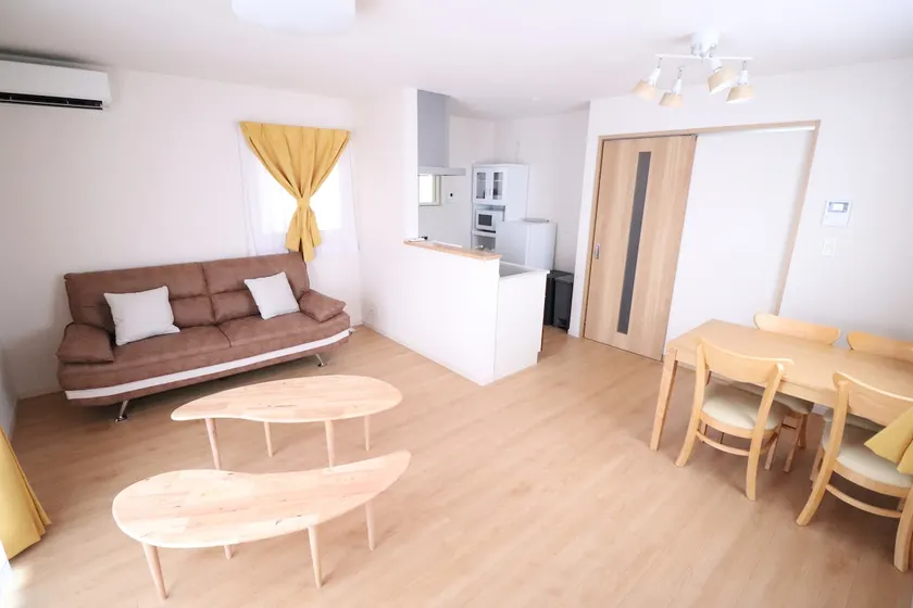 Entire house rental! 3 bedrooms! Up to 14 people are OK! Free parking for 2 cars is available! Projector available! Near a natural hot spring - Image 1