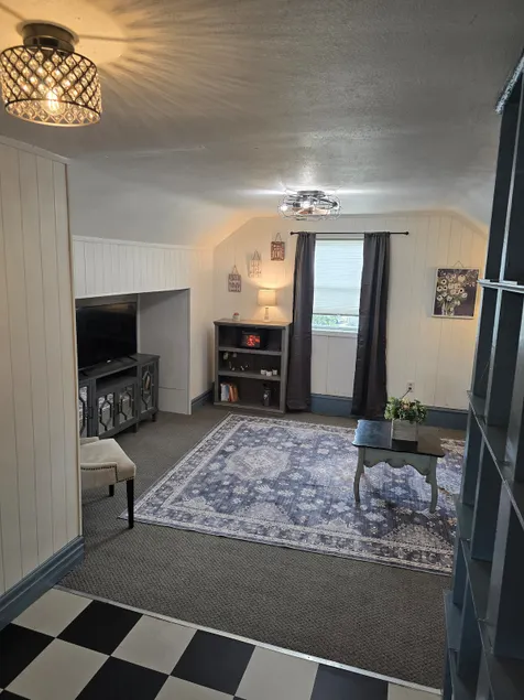 Cozy 1 BR 2nd story apartment near Lakes - Image 1