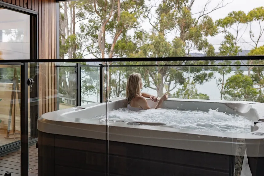 Ocean Mist Cabin – Spa, Fireplace & EV Charger - Image 1