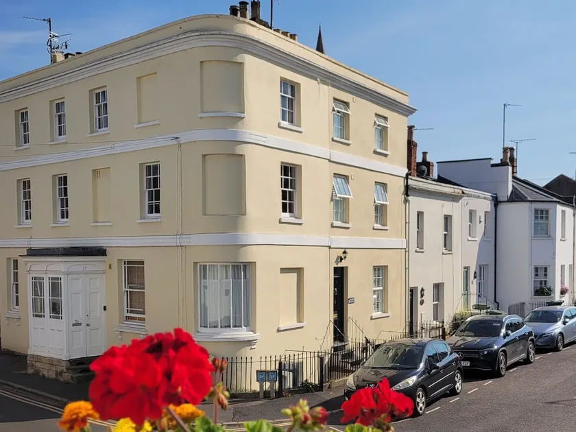 Unique & Stylish Town House in Central Cheltenham - Image 1