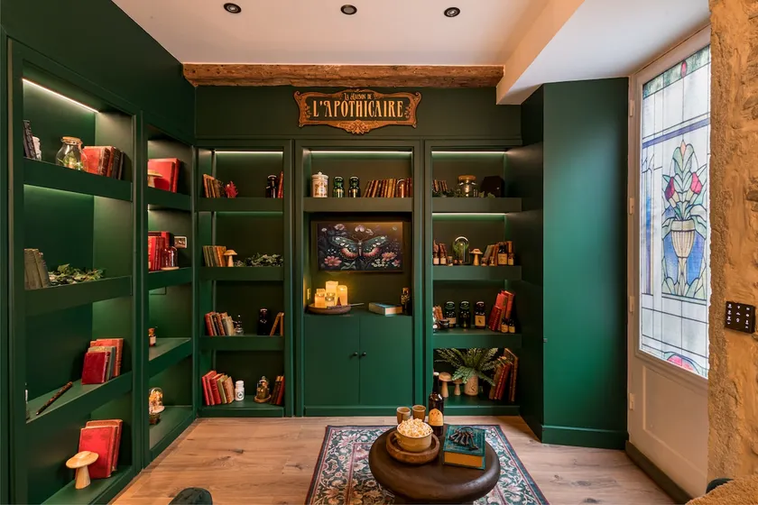 4-star themed cottage with hot tub in the heart of the city, close to Lyon - Image 1