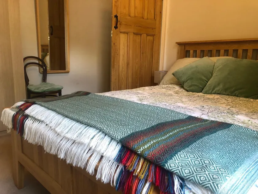 Cosy, Central 1 Bedroom Flat + Sofa Bed & Parking - Image 1