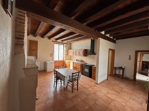 Large farmhouse - Image 1