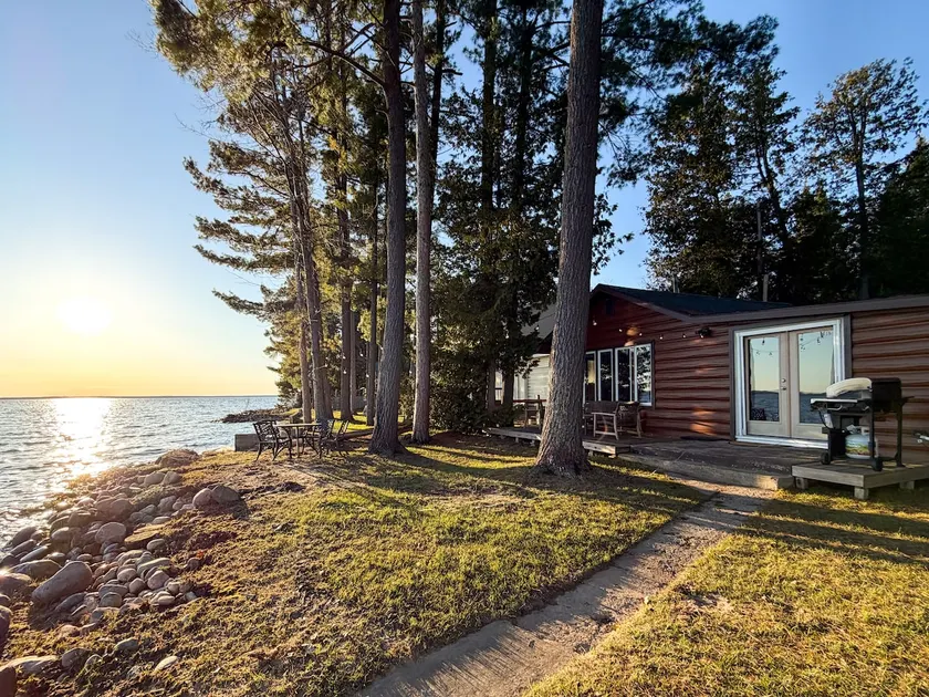 Lakefront Spruce Cottage - Image 1