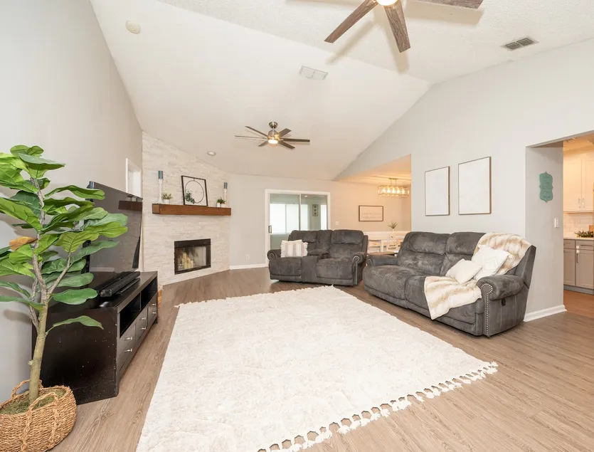 Central Location, Gym, Sauna, 100” TV, 15 to Beach - Image 1
