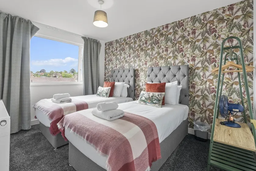 Cosy 3BR Flat With Free Parking Near Marina - Image 1