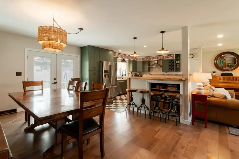 Inviting & spacious home 1 mile from ND, sleeps 17 - Image 1