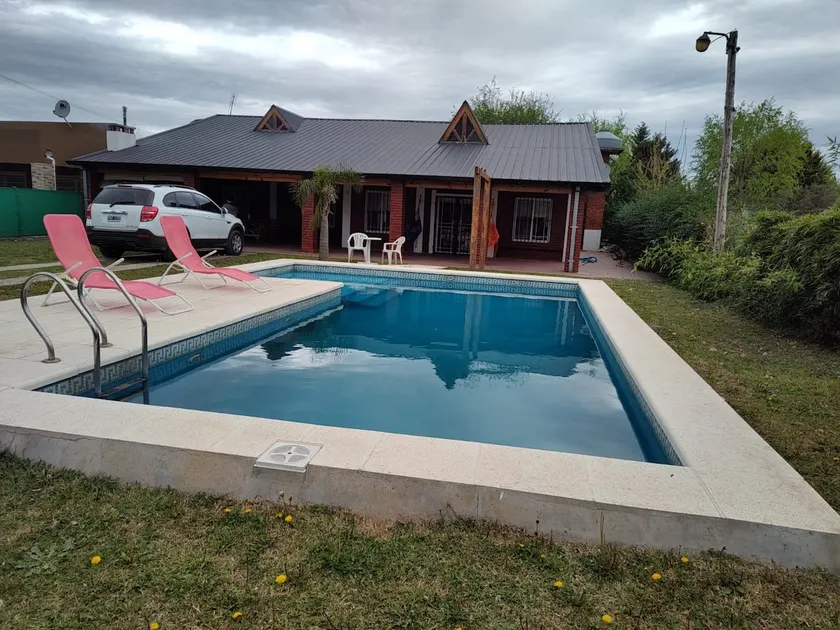 Country house with a pool - Image 1